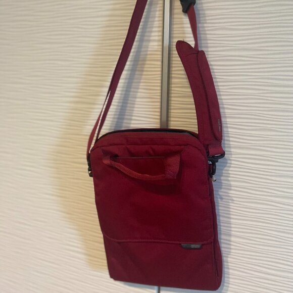 STM iPad/Tablet Crossover Bag - Picture 2 of 7